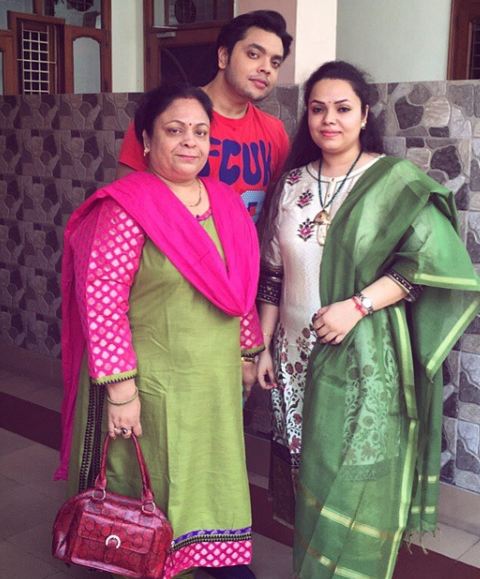 दीपांशु सिंह अपनी मां और बहन के साथ