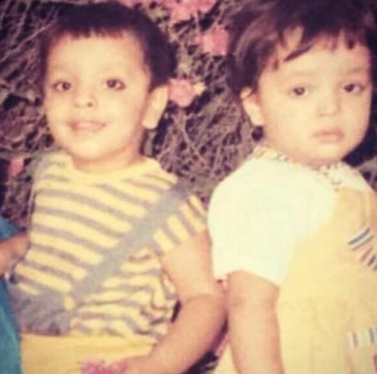 बहन के साथ दीपांशु सिंह (बाएं) की बचपन की तस्वीर