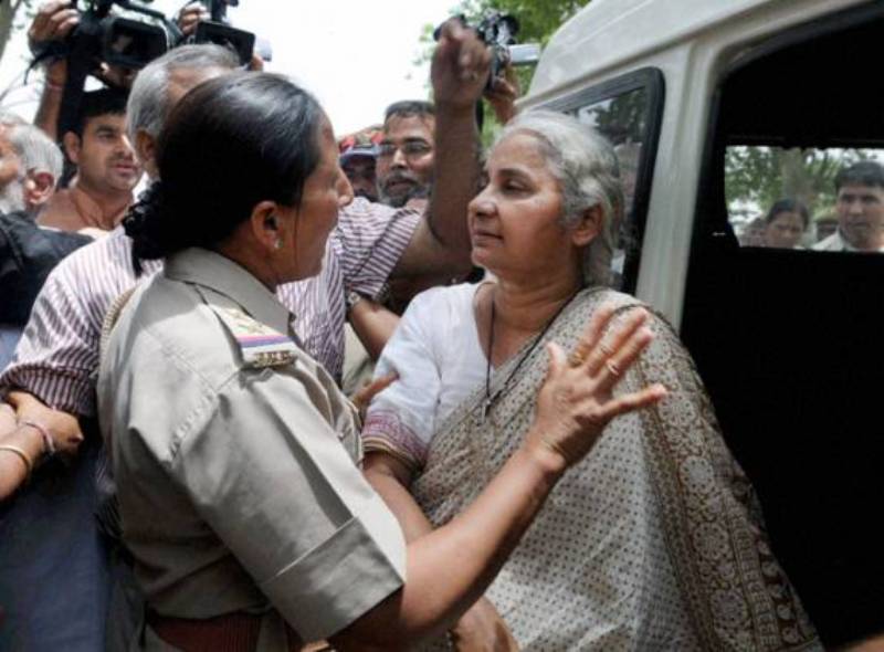 मेधा पाटकर को मुंबई पुलिस ने 2012 में मुंबई में कोली होम्स के विध्वंस के विरोध में गिरफ्तार किया था