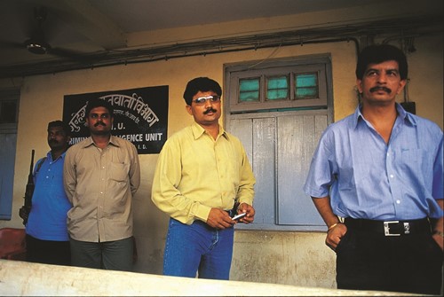 आपराधिक खुफिया इकाई कार्यालय के बाहर टीम के साथ प्रदीप शर्मा की पुरानी तस्वीर