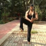 सिलेंद्र बाबू मार्शल आर्ट्स कर रहे हैं