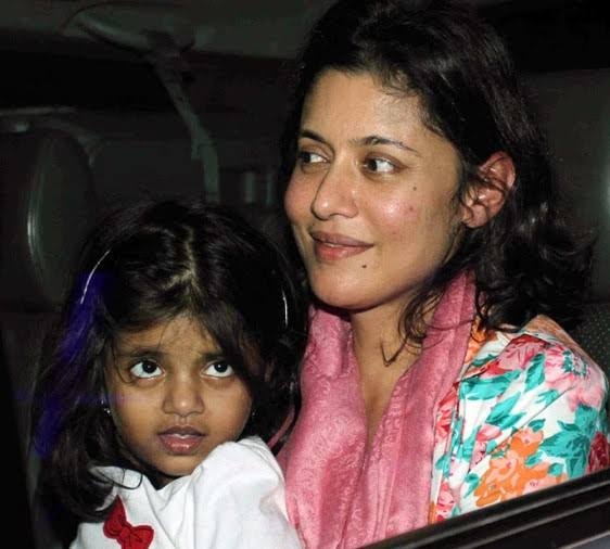 नेहा बाजपेयी अपनी बेटी के साथ