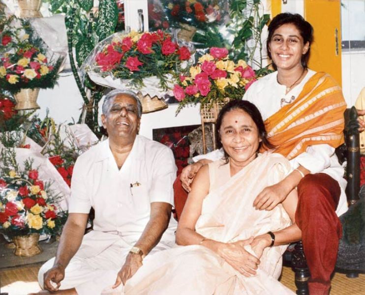 स्मिता पाटिल अपने माता-पिता के साथ