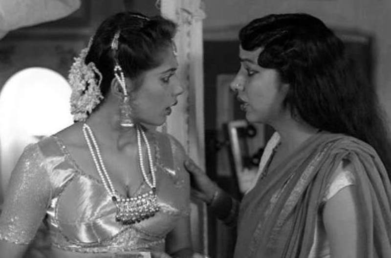 फिल्म की शूटिंग के दौरान शबाना आजमी के साथ स्मिता पाटिल