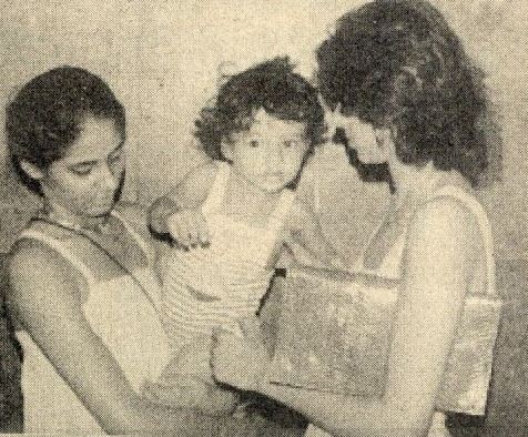 स्मिता पाटिल अपनी दो बहनों के साथ 