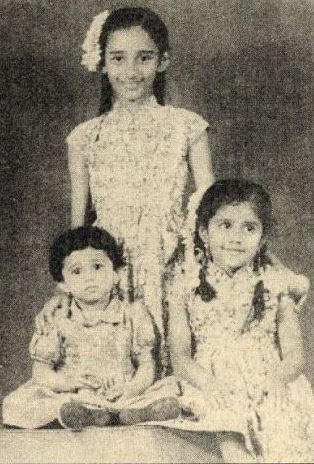 बड़ी बहन अनीता और छोटी बहन मान्या के साथ स्मिता की बचपन की फोटो