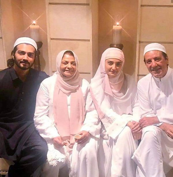 शहजाद शेख अपने माता-पिता और बहन के साथ