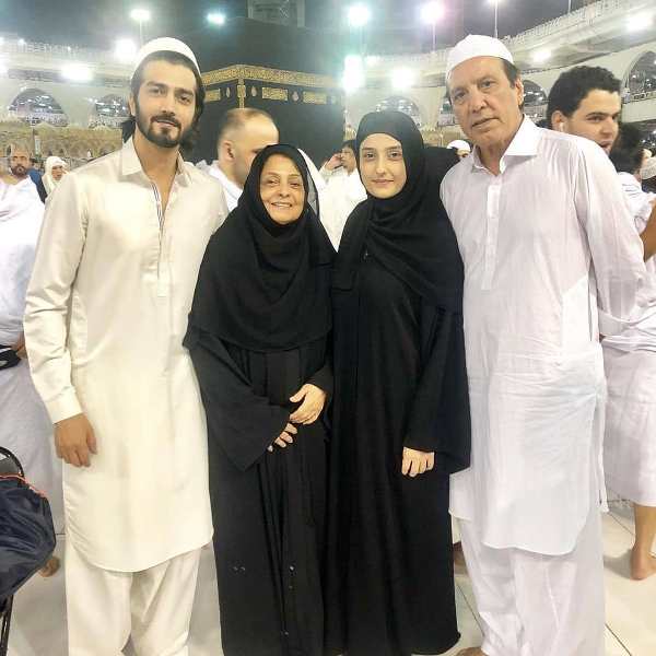 मक्का के पवित्र स्थान में अपने परिवार के साथ शहजाद शेख की तस्वीर