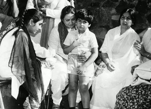 स्मिता पाटिल के अंतिम संस्कार में अपने बच्चों के साथ नादिरा बब्बर