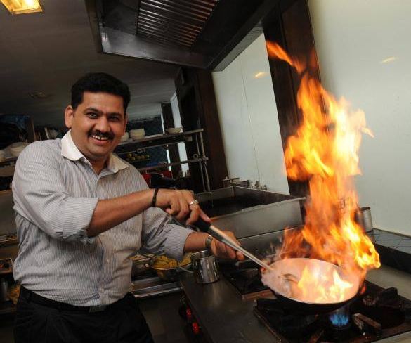वेंकटेश भट्ट रेस्टोरेंट में खाना बना रहे हैं