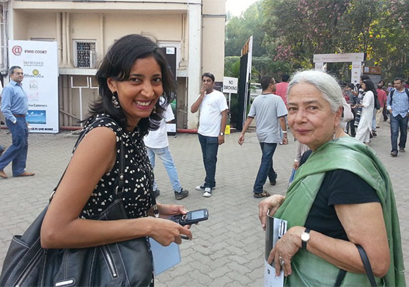 किरण देसाई अपनी मां अनीता देसाई के साथ मुंबई में एक साहित्यिक समारोह में