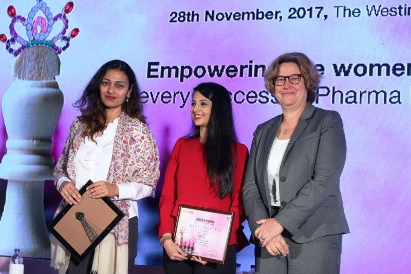 अमीरा शाह, एमडी, मेट्रोपोलिस हेल्थकेयर एकता बत्रा (मेजबान और संपादक) और मरीना व्याट, सीएफओ, यूबीएम के साथ महिला फार्मा शिखर सम्मेलन 2017 में