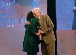 2013 में अपने पिता सोली सोराबजी से एक पुरस्कार प्राप्त करते हुए ज़िया मोदी