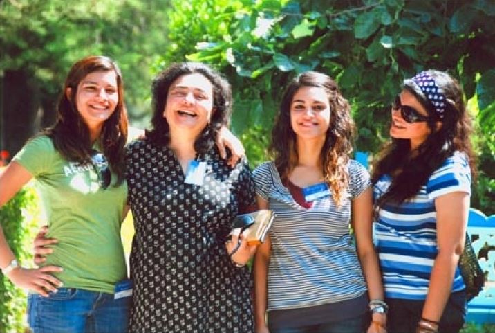 जिया मोदी अपनी तीन छोटी बेटियों के साथ