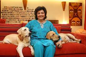 ज़िया मोदी अपने कुत्तों के साथ मुंबई में अपने आवास पर