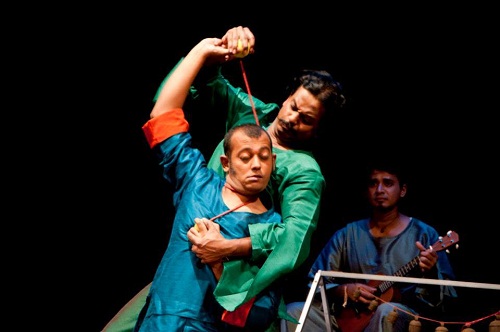 नाटक में प्रस्तुति देते रवींद्र विजय
