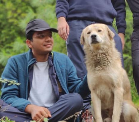 शुभम गुप्ता एक कुत्ते के साथ