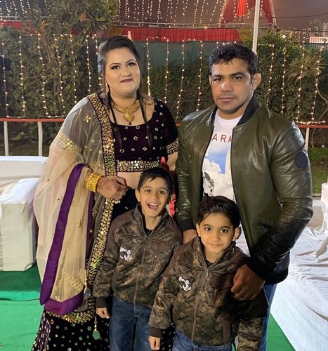 सुशील कुमार अपनी पत्नी, सावी और उनके बच्चों, सुवर्ण और सुवीर के साथ