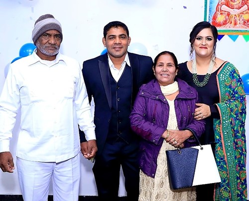 सुशील कुमार अपने माता-पिता और पत्नी के साथ