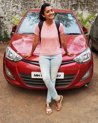 Hruta Durgule अपनी कार के साथ