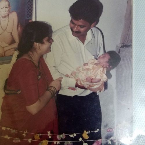 अपने माता-पिता के साथ हृता दुर्गुले की बचपन की एक तस्वीर।