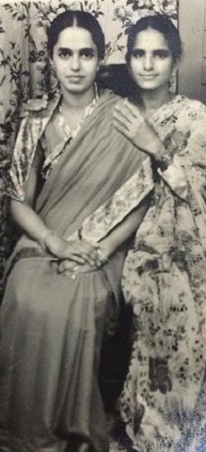 अफशान अंजुम की मां और मौसी (दाईं ओर)