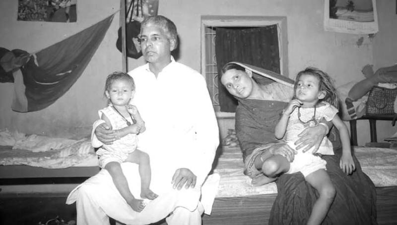राबड़ी देवी और लालू प्रसाद यादव अपने दो बच्चों के साथ