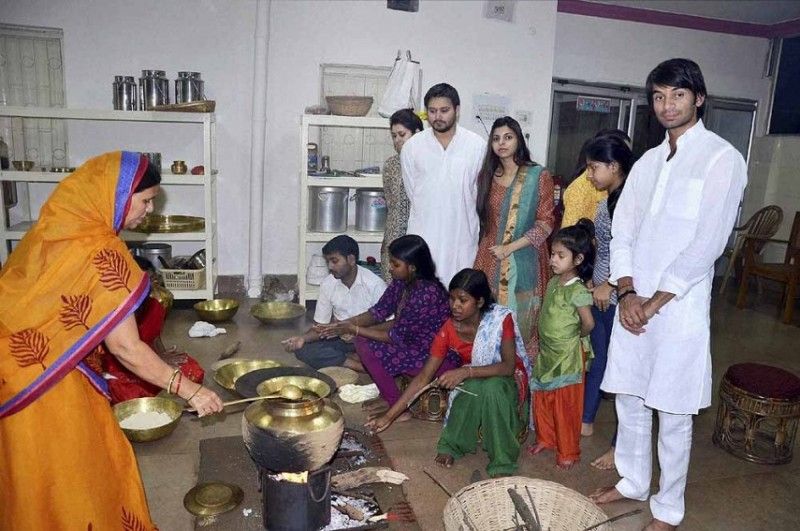राबड़ी देवी खाना पका रही हैं जबकि उनके बच्चे और पोते देखते हैं