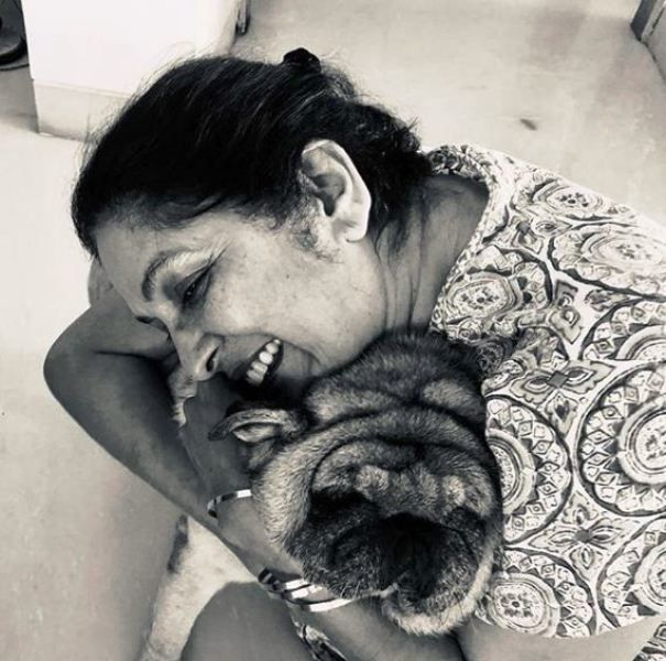 नीना गुप्ता अपने पालतू कुत्ते के साथ