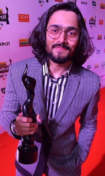भुवन बाम अपने फिल्मफेयर पुरस्कार के साथ