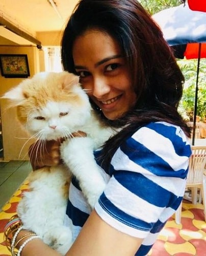 पल्लवी सुभाष अपनी पालतू बिल्ली के साथ