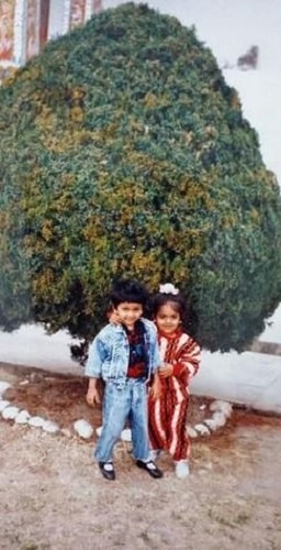 अवंतिका मिश्रा की अपने भाई के साथ बचपन की तस्वीर