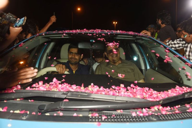 बाबर आजम की कार पर पंखुड़ी फेंककर पाकिस्तानी प्रशंसकों ने आईसीसी चैंपियंस ट्रॉफी का जश्न मनाया