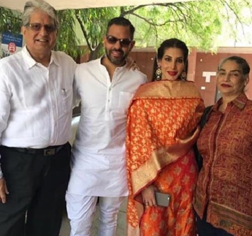 संजय कपूर अपनी पत्नी और माता-पिता के साथ