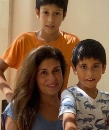 अनीता श्रॉफ अदजानिया अपने बच्चों के साथ