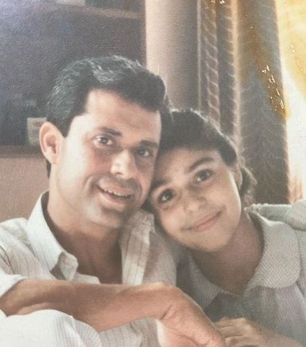 अनीता श्रॉफ अदजानिया अपने पिता के साथ