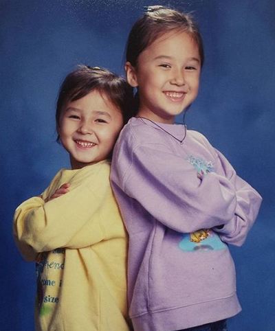 अपनी बड़ी बहन के साथ नैन्सी की बचपन की एक तस्वीर।