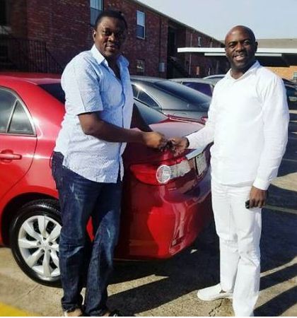 Muyiwa Ademola अपने प्रशंसक और car . के साथ