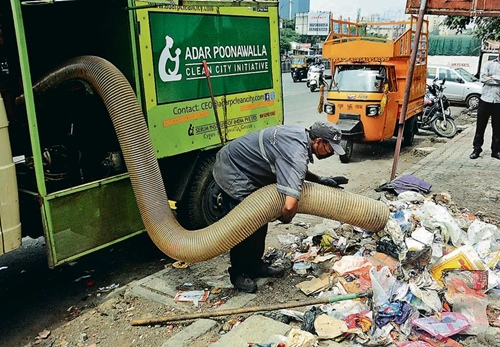 आदर पूनावाला क्लीन सिटी पहल के तहत सड़कों से कचरा साफ करते एक कार्यकर्ता