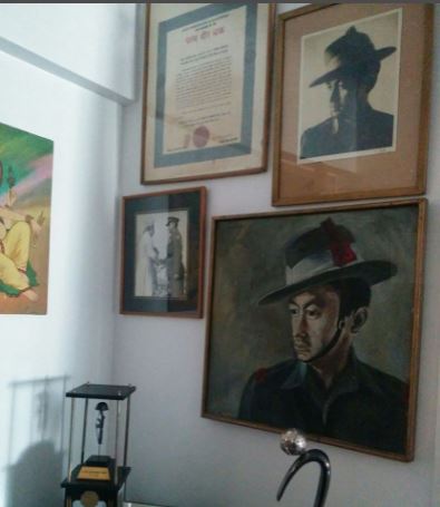 लेफ्टिनेंट कर्नल धन सिंह थापा को उनके घर पर समर्पित एक दीवार