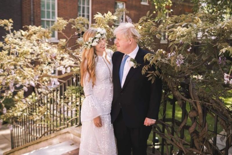 वेस्टमिंस्टर कैथेड्रल में शादी के बाद प्रधानमंत्री बोरिस जॉनसन अपनी पत्नी कैरी जॉनसन के साथ 10 डाउनिंग स्ट्रीट के बगीचे में पोज देते हुए.