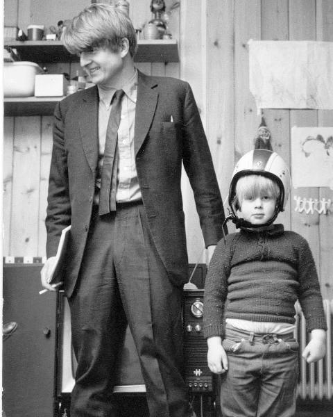 अपने पिता, स्टेनली जॉनसन के साथ एक बच्चे के रूप में बोरिस जॉनसन