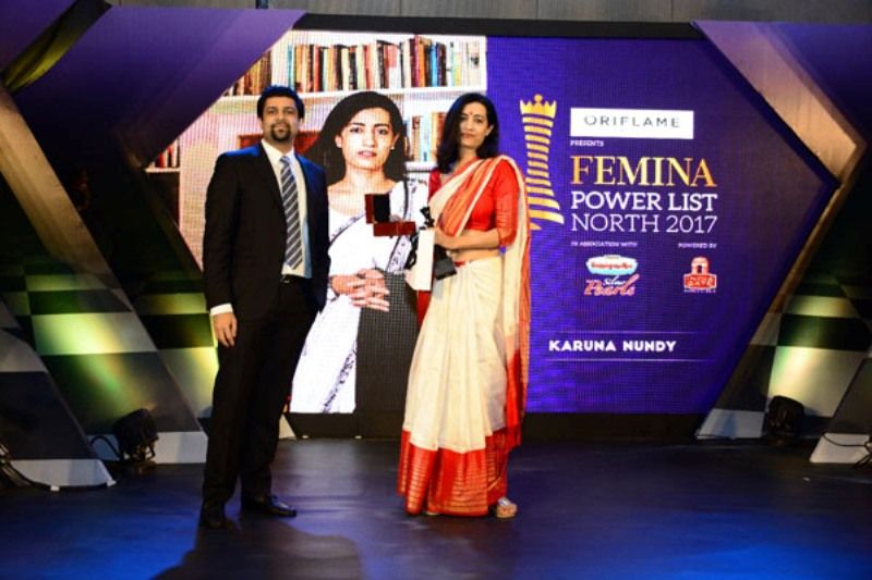 डीएस ग्रुप के उपाध्यक्ष चित्रेश गुप्ता ने फेमिना पावर लिस्ट नॉर्थ 2017 में एडवोकेट करुणा नंदी को पुरस्कार प्रदान किया