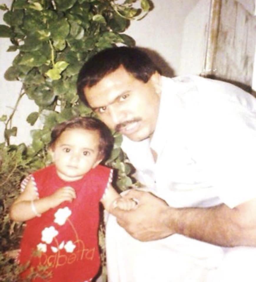 पिता के साथ सवी कुमार की बचपन की तस्वीर
