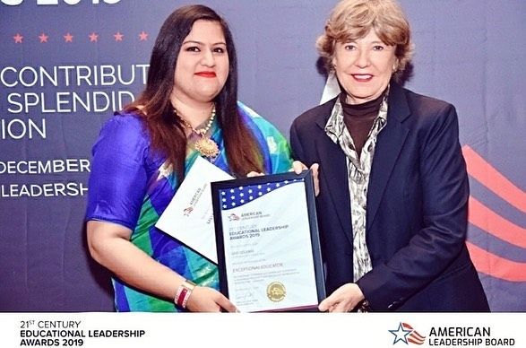 सवी कुमार अपने 21वीं सदी के शैक्षिक नेतृत्व पुरस्कार के साथ