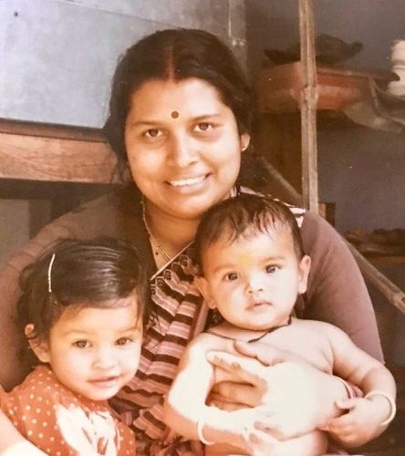 चेतना पांडे की बचपन की तस्वीर (दाएं) अपनी मां और भाई के साथ