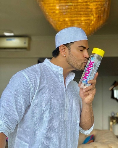 साहिल खान अपने हंक वॉटर लेबल की बोतल को चूमते हुए