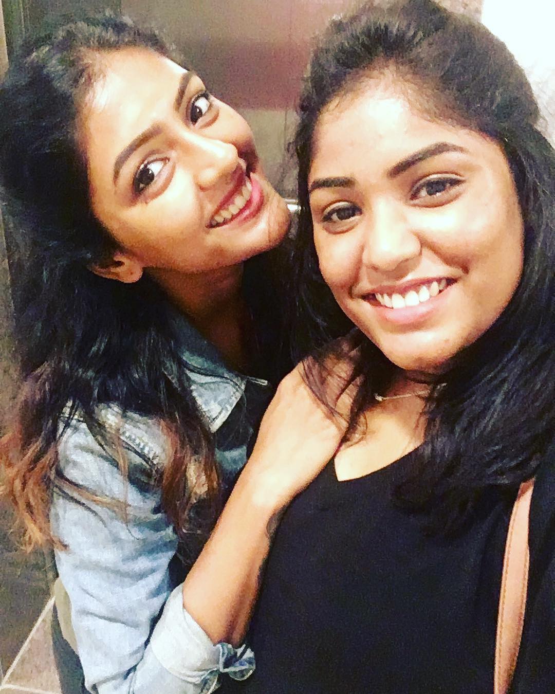 1653200633 232 Eesha Rebba उम्र बॉयफ्रेंड पति परिवार Biography Hindi ईशा रेब्बा अपनी बहन के साथ