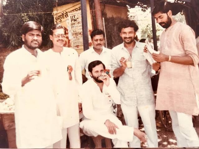 1981 की एक तस्वीर जिसमें इक्कीस वर्षीय प्रह्लाद सिंह पटेल को उनके एबीवीपी सहयोगियों, प्रकाश जावड़ेकर, गंगापुरम किशन रेड्डी और अन्य के साथ दिखाया गया है।