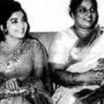 जयललिता अपनी मां के साथ